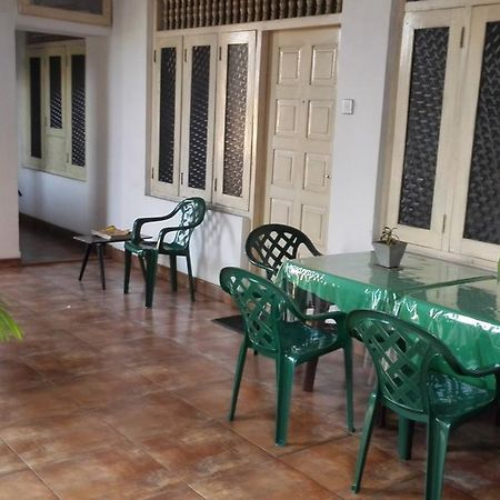 Hotel 100 Dehiwala-Mount Lavinia Dış mekan fotoğraf