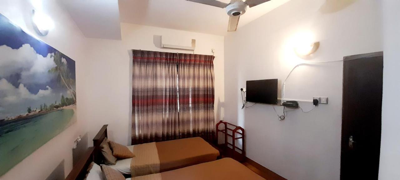 Hotel 100 Dehiwala-Mount Lavinia Dış mekan fotoğraf