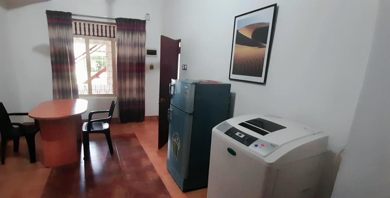Hotel 100 Dehiwala-Mount Lavinia Dış mekan fotoğraf