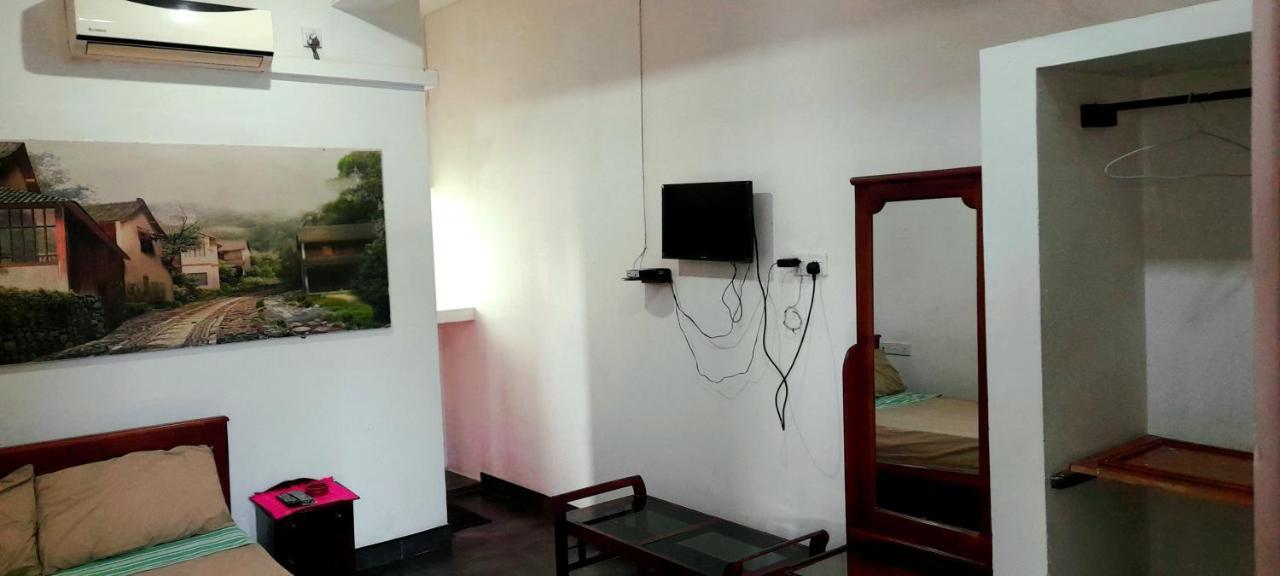 Hotel 100 Dehiwala-Mount Lavinia Dış mekan fotoğraf