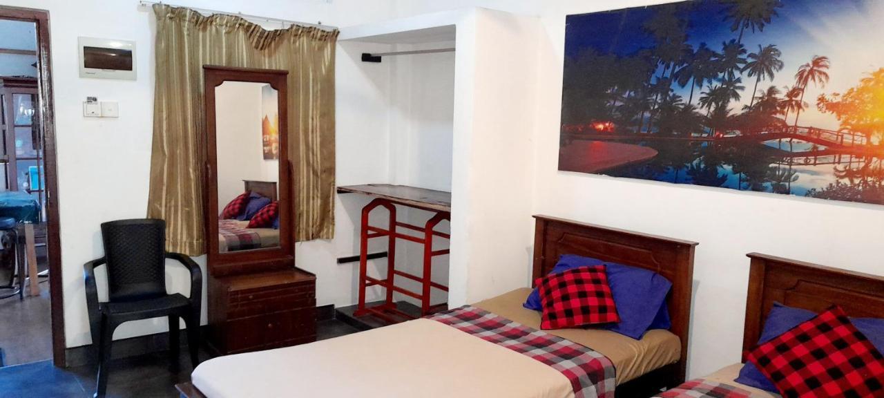Hotel 100 Dehiwala-Mount Lavinia Dış mekan fotoğraf