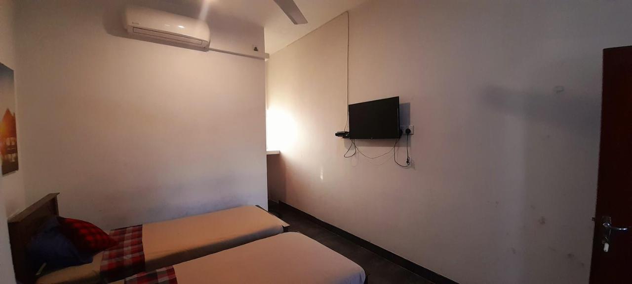 Hotel 100 Dehiwala-Mount Lavinia Dış mekan fotoğraf