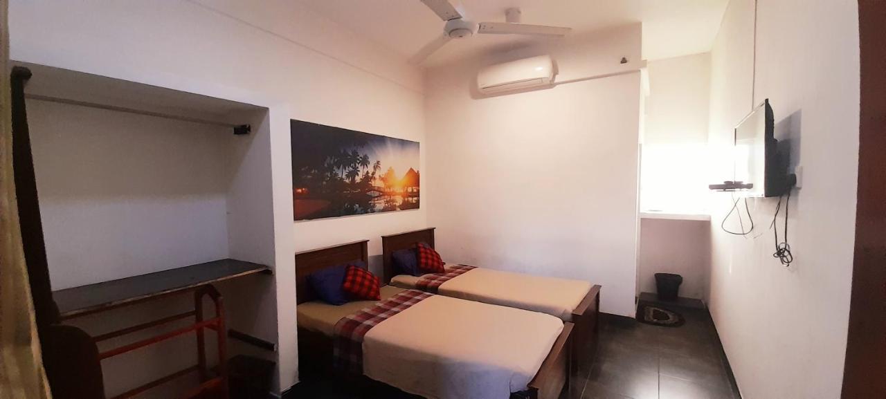 Hotel 100 Dehiwala-Mount Lavinia Dış mekan fotoğraf