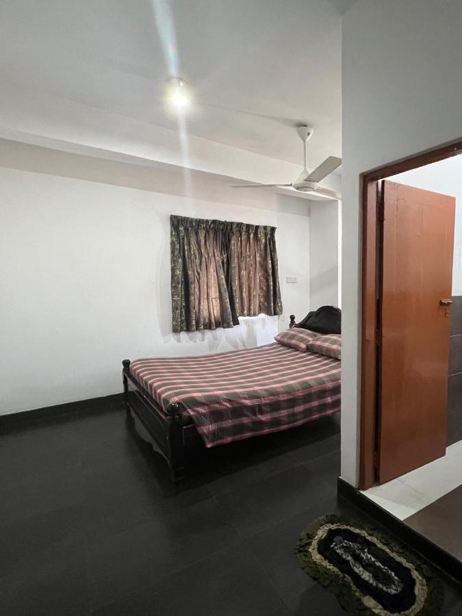 Hotel 100 Dehiwala-Mount Lavinia Dış mekan fotoğraf