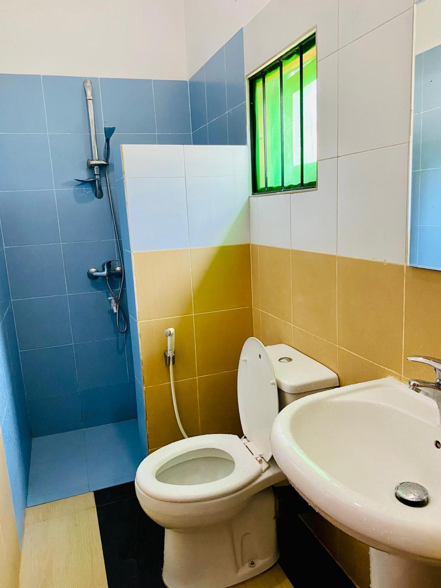 Hotel 100 Dehiwala-Mount Lavinia Dış mekan fotoğraf