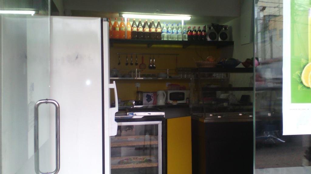 Hotel 100 Dehiwala-Mount Lavinia Dış mekan fotoğraf