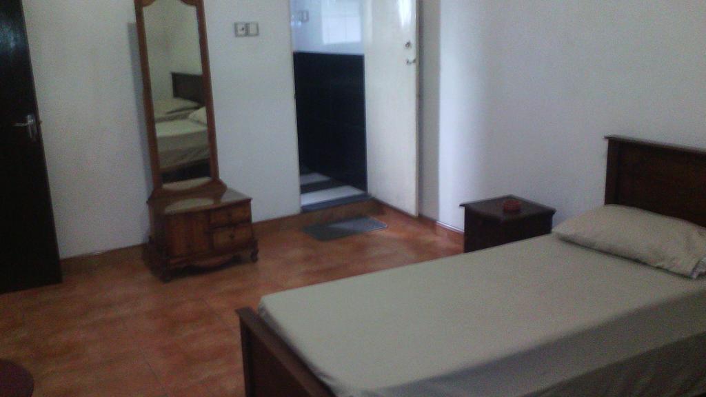 Hotel 100 Dehiwala-Mount Lavinia Dış mekan fotoğraf