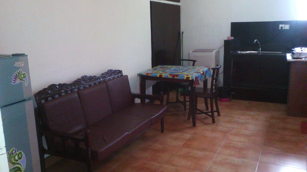 Hotel 100 Dehiwala-Mount Lavinia Dış mekan fotoğraf