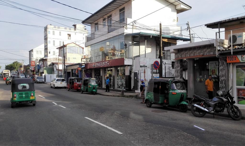 Hotel 100 Dehiwala-Mount Lavinia Dış mekan fotoğraf
