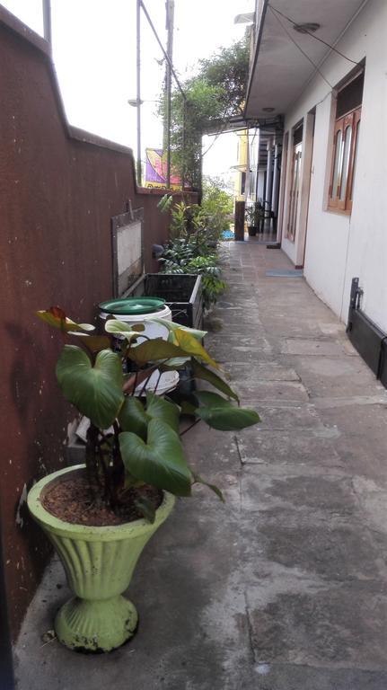 Hotel 100 Dehiwala-Mount Lavinia Dış mekan fotoğraf