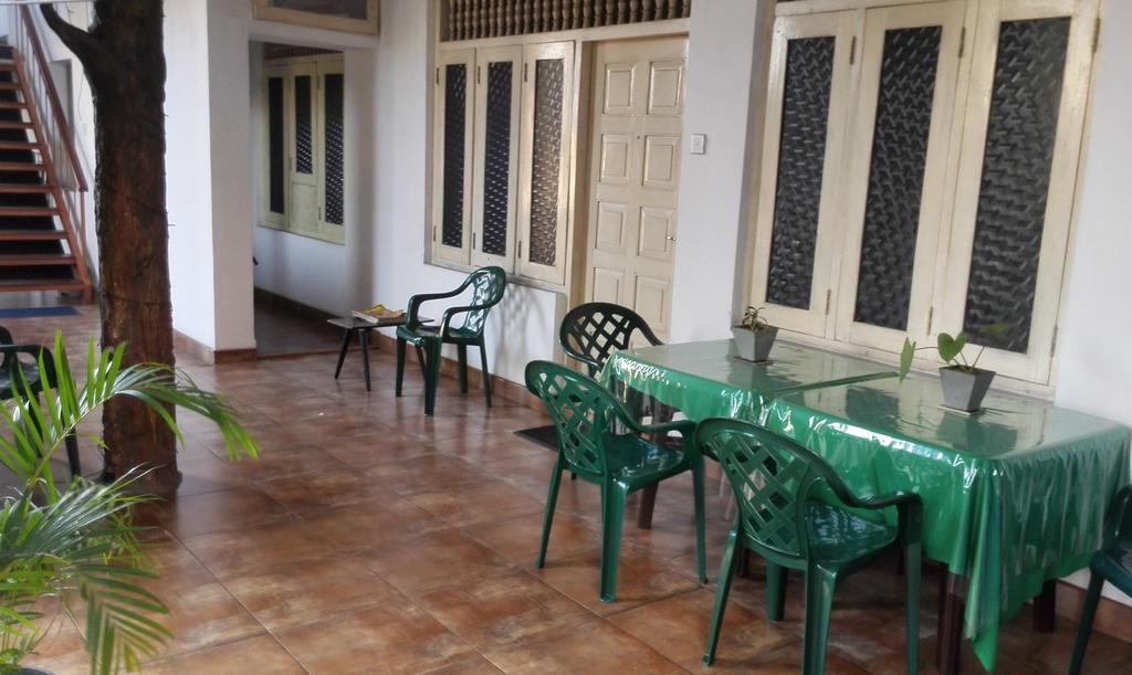 Hotel 100 Dehiwala-Mount Lavinia Dış mekan fotoğraf