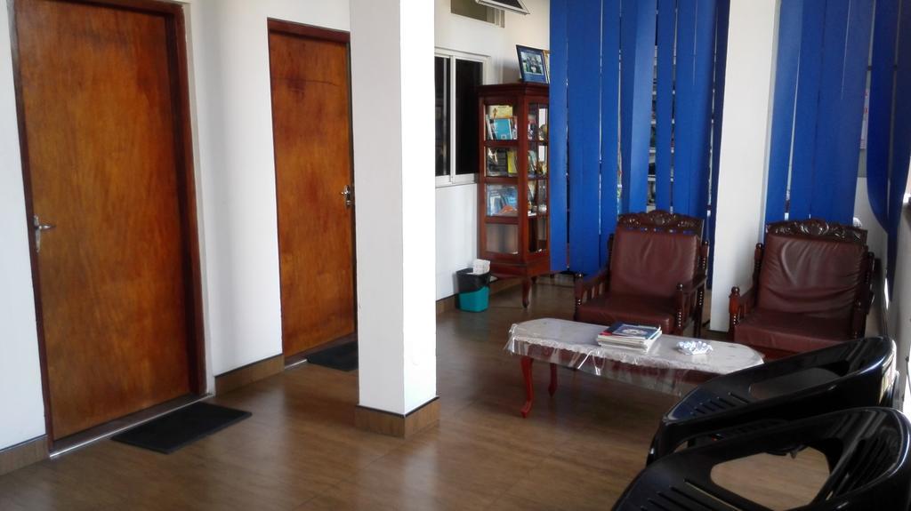 Hotel 100 Dehiwala-Mount Lavinia Dış mekan fotoğraf