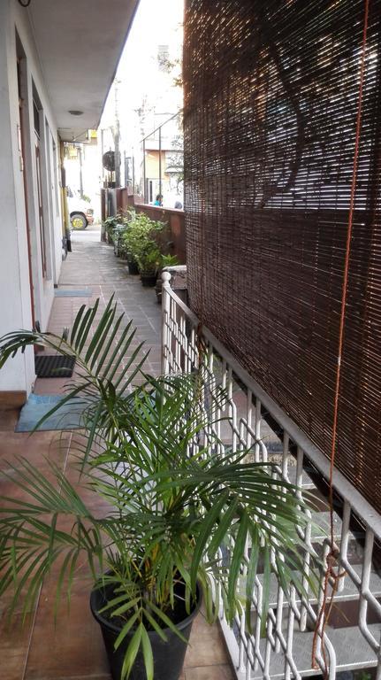 Hotel 100 Dehiwala-Mount Lavinia Dış mekan fotoğraf
