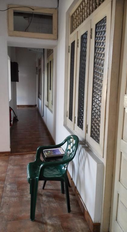 Hotel 100 Dehiwala-Mount Lavinia Dış mekan fotoğraf
