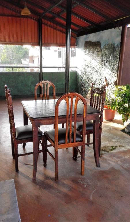 Hotel 100 Dehiwala-Mount Lavinia Dış mekan fotoğraf