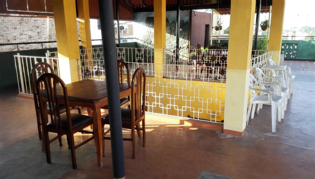 Hotel 100 Dehiwala-Mount Lavinia Dış mekan fotoğraf