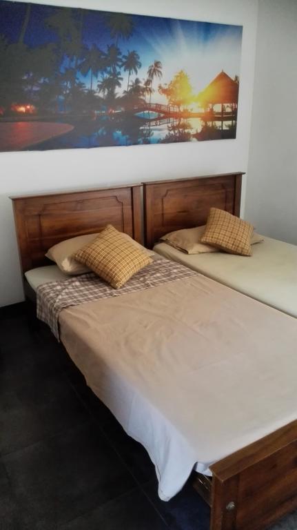 Hotel 100 Dehiwala-Mount Lavinia Dış mekan fotoğraf